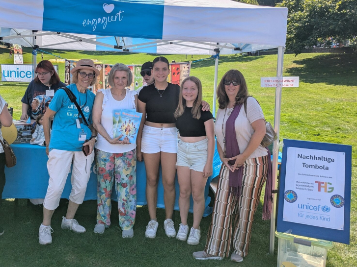 Anja am Kinderfest mit dem Team von UNICEF